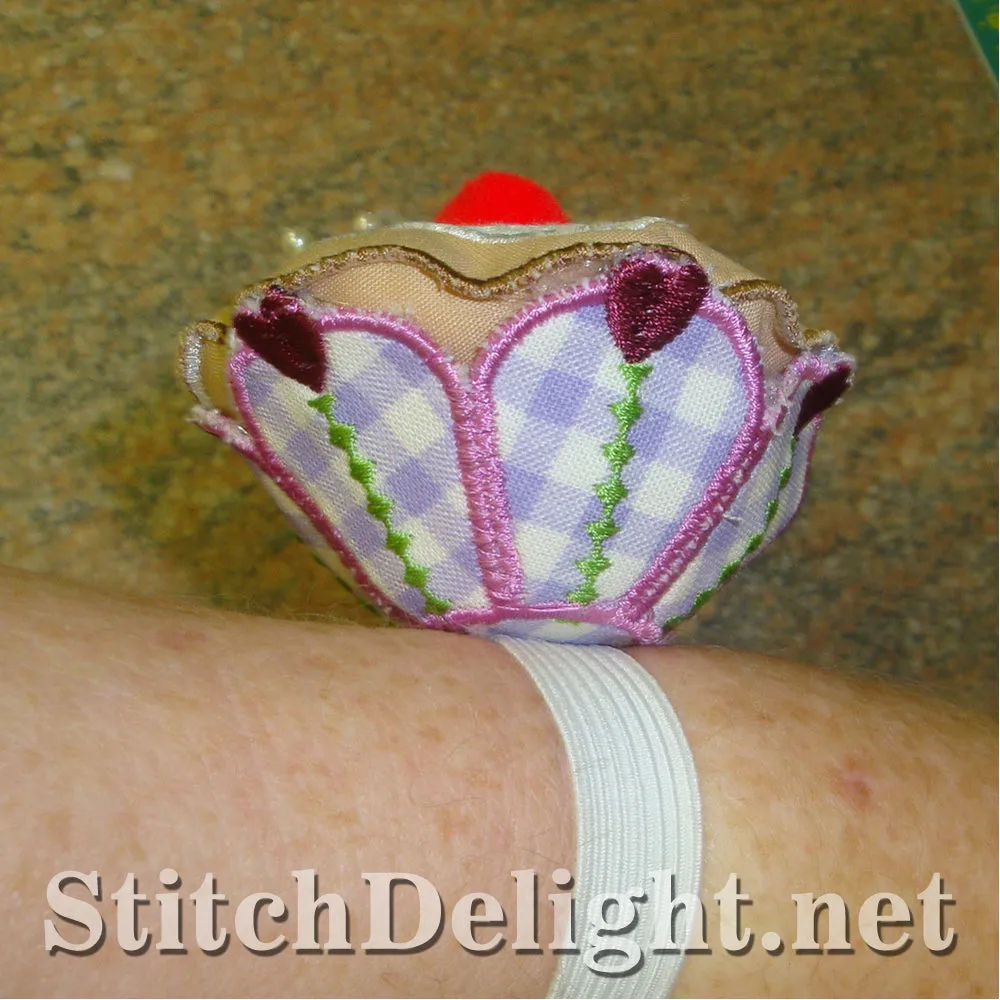 SD0877 CupCake Pincushions